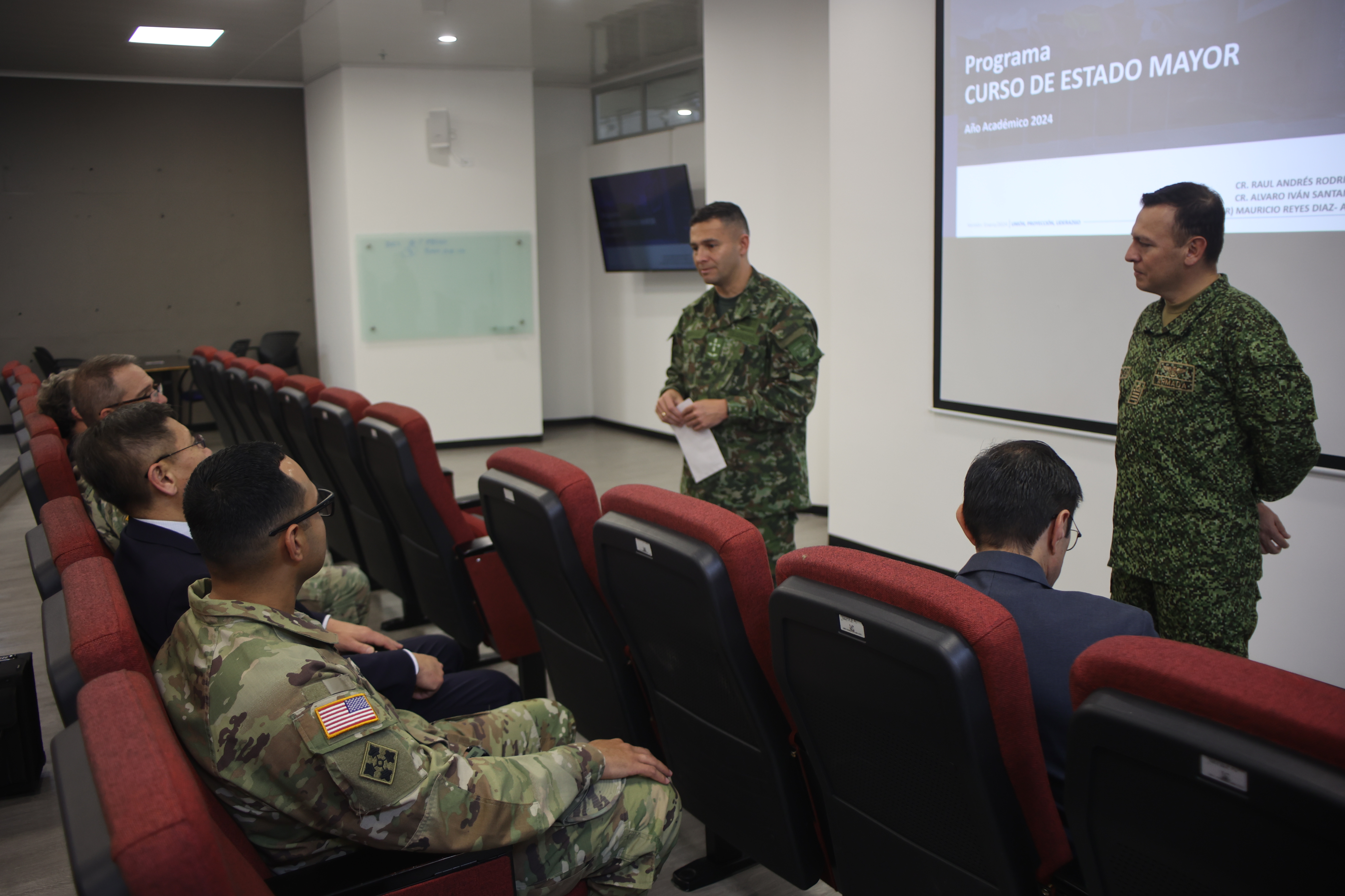 Delegación del Ejército Sur de los Estados Unidos da a conocer contenido programático de Cursos Militares. 