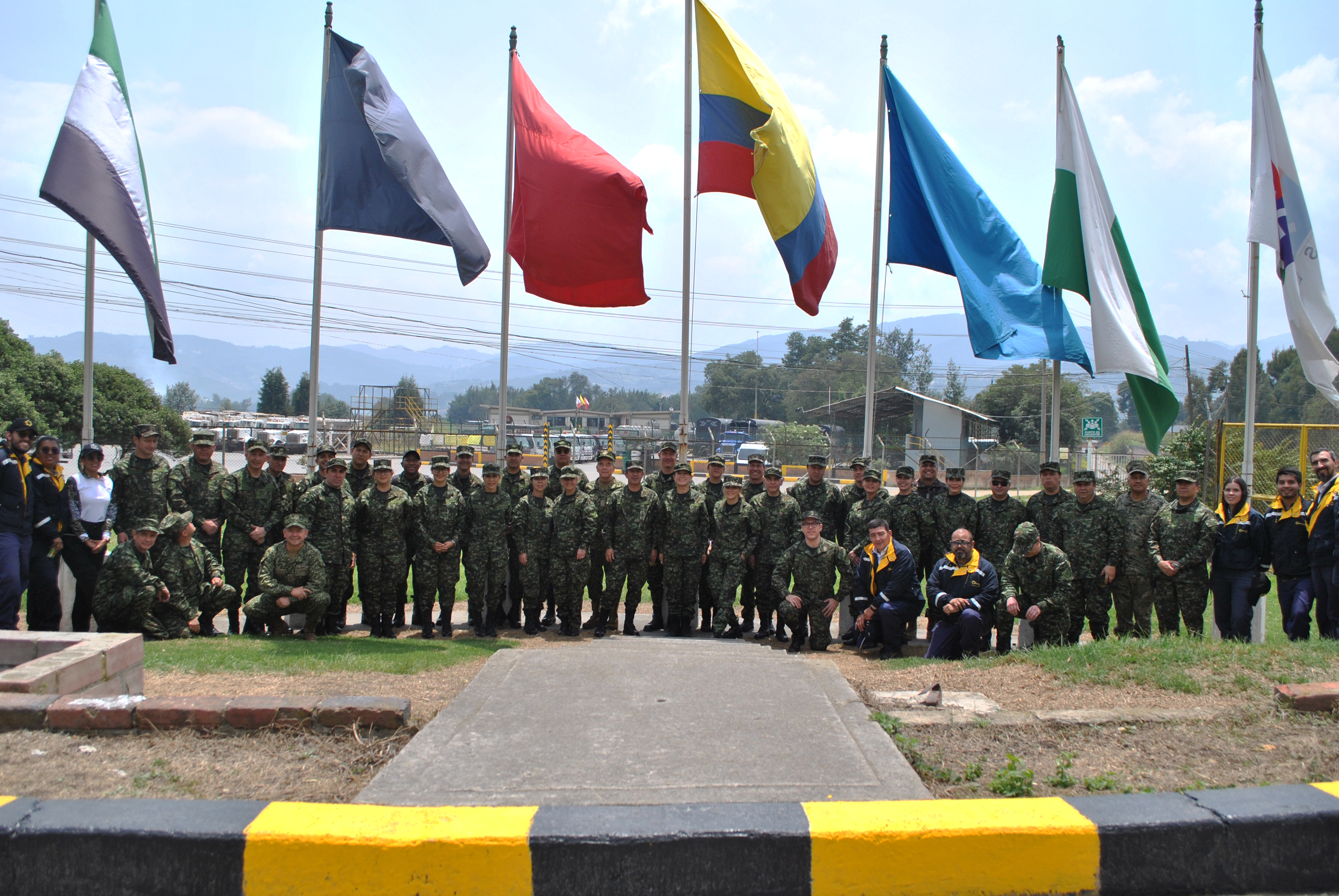 Los cursos CAEM Y CIDENAL visitan instalaciones de la Industria Militar Colombiana. 