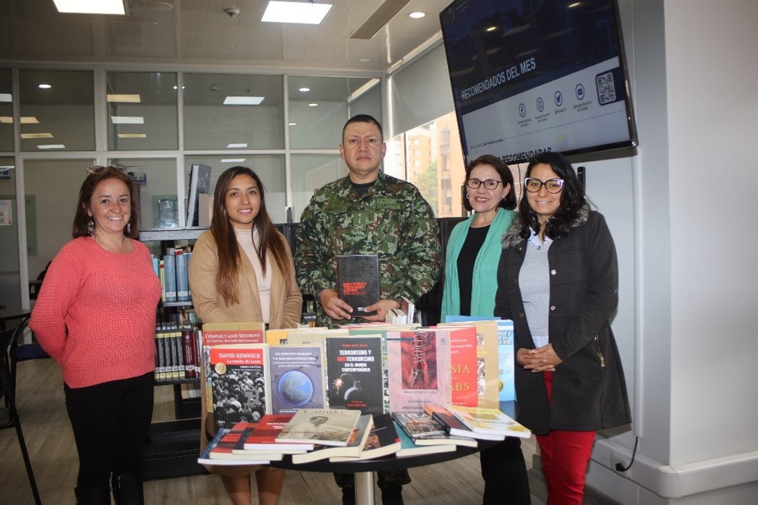Comunidad de Graduados donan libros a Biblioteca ESDEG 