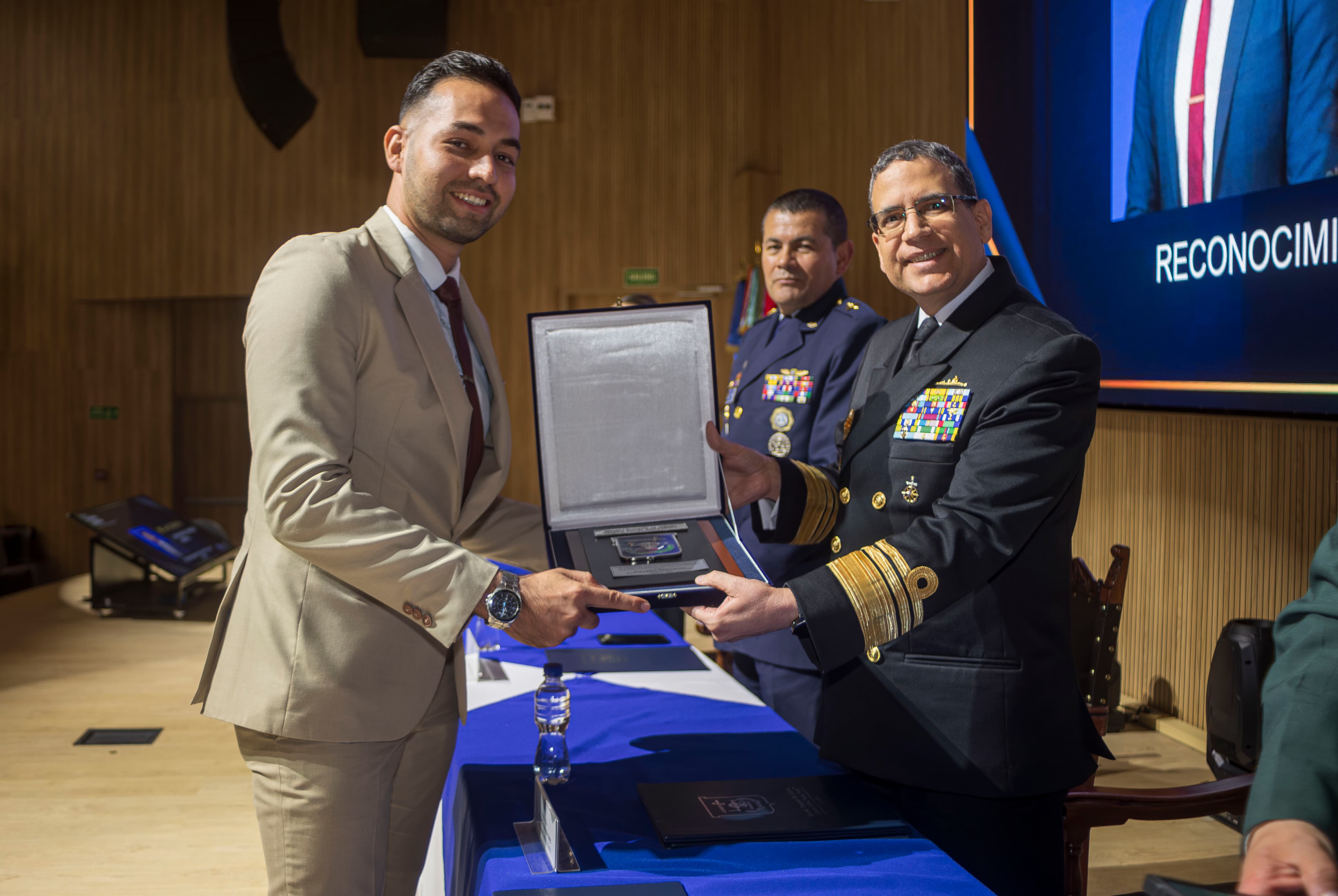 Primer premio Cum Laude en la Escuela Superior de Guerra.  