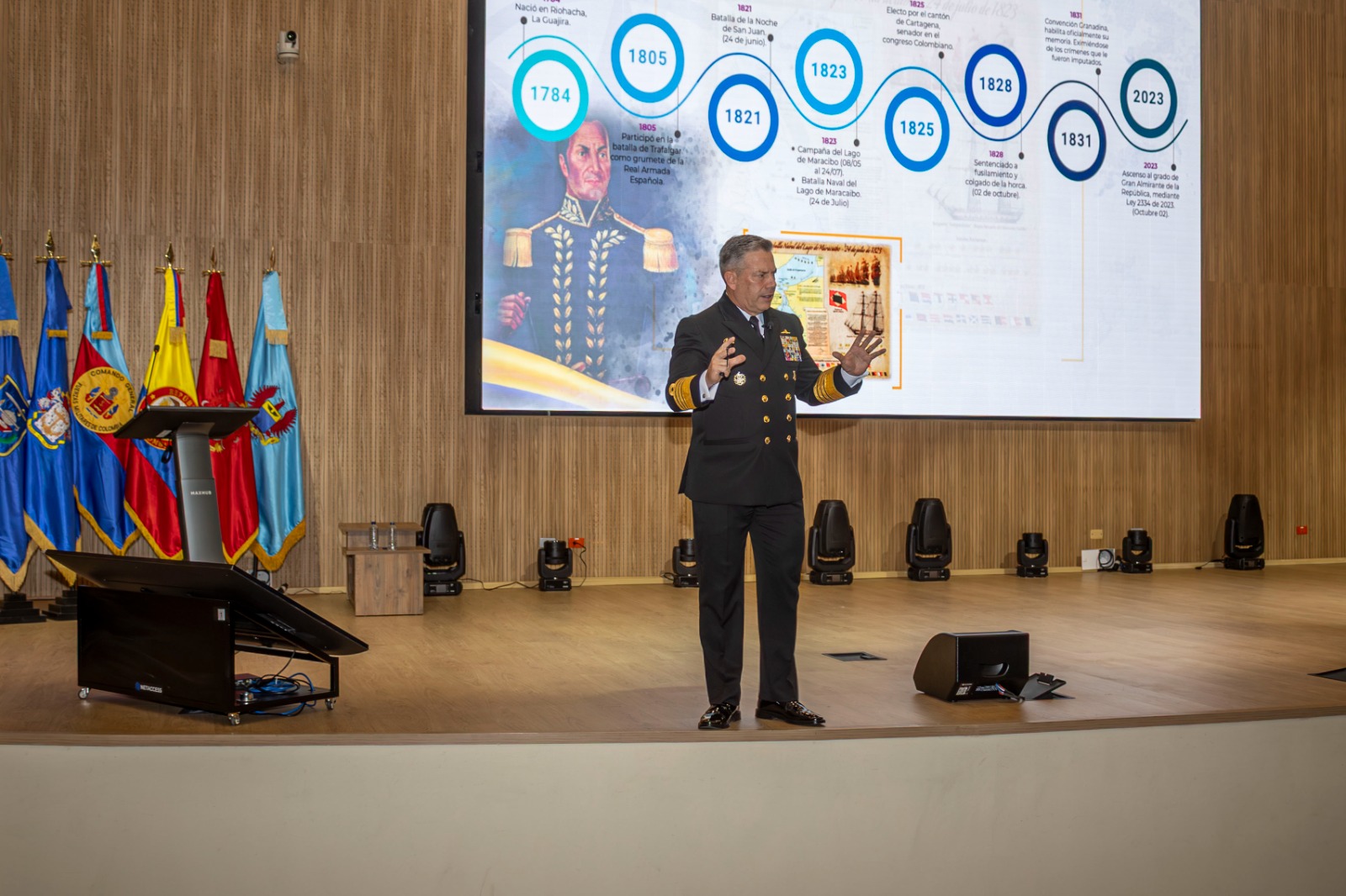 El liderazgo nace del esfuerzo: el llamado del comandante de la armada de Colombia en la ESDEG