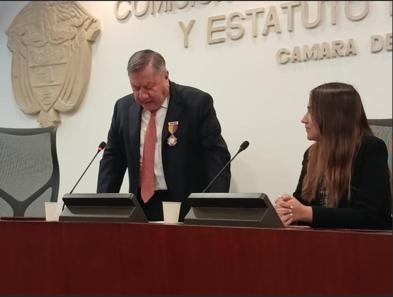 Luis Fernando Barrero, graduado ESDEG, condecorado por el congreso por su trayectoria periodística 