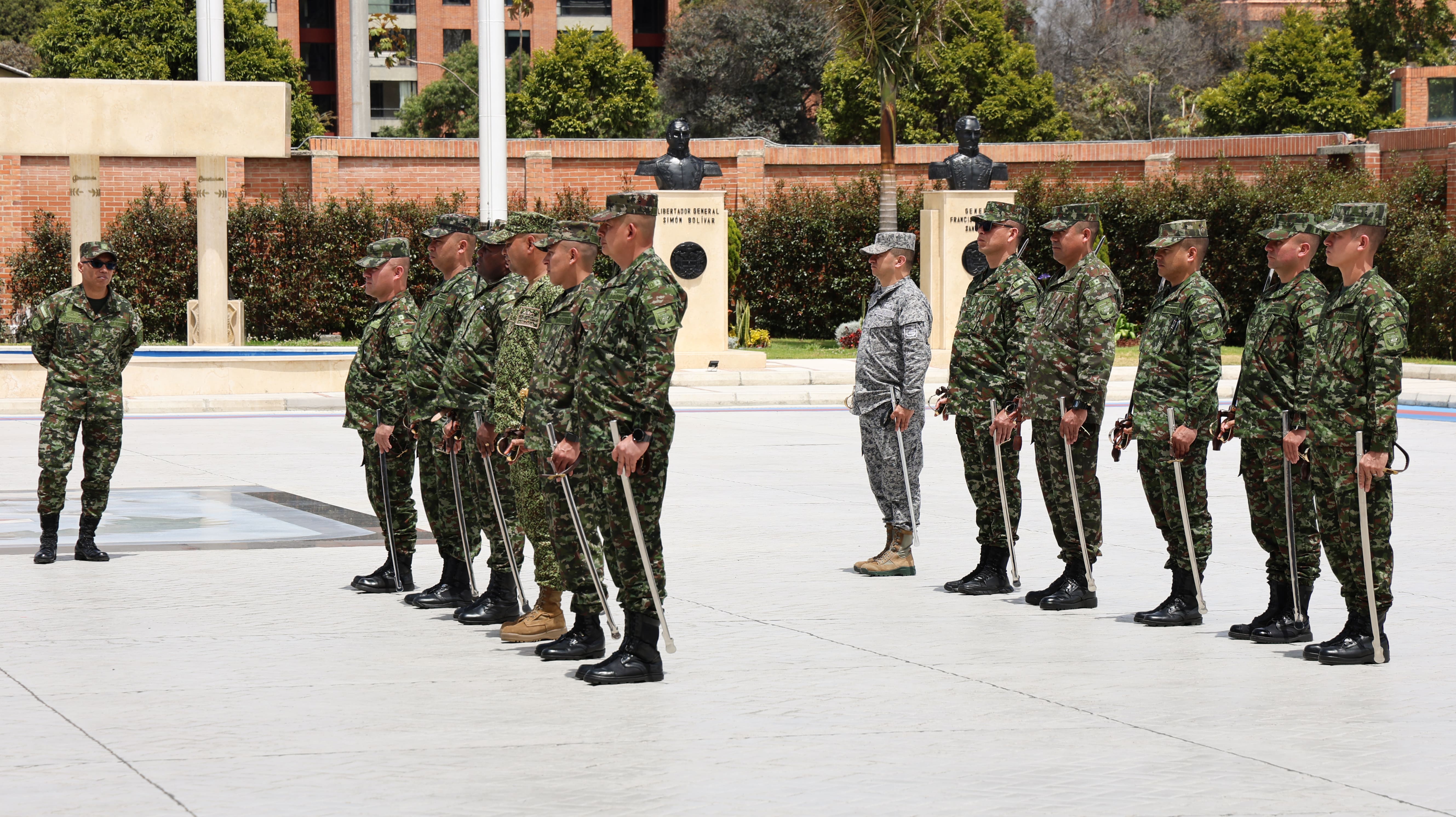  Escuela Superior de Guerra fortalece el liderazgo e identidad castrense con la instrucción de manejo de sable
