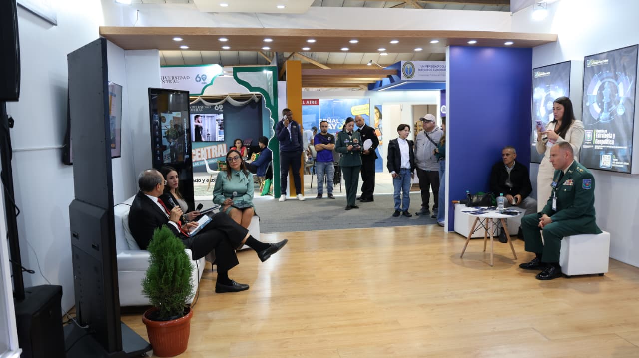 Conversatorio comunicación estrategica hacia la defensa