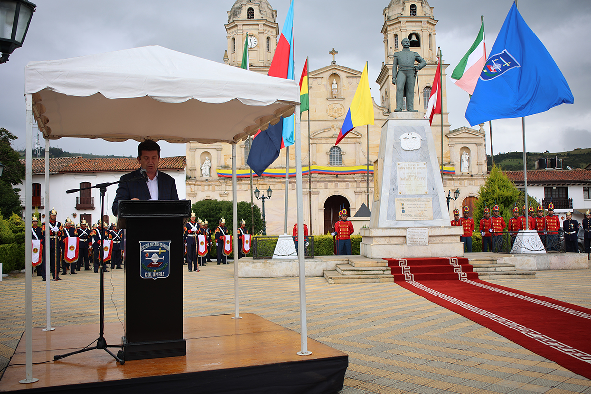 Develación de placas en homenaje al señor General Rafael Reyes Prieto