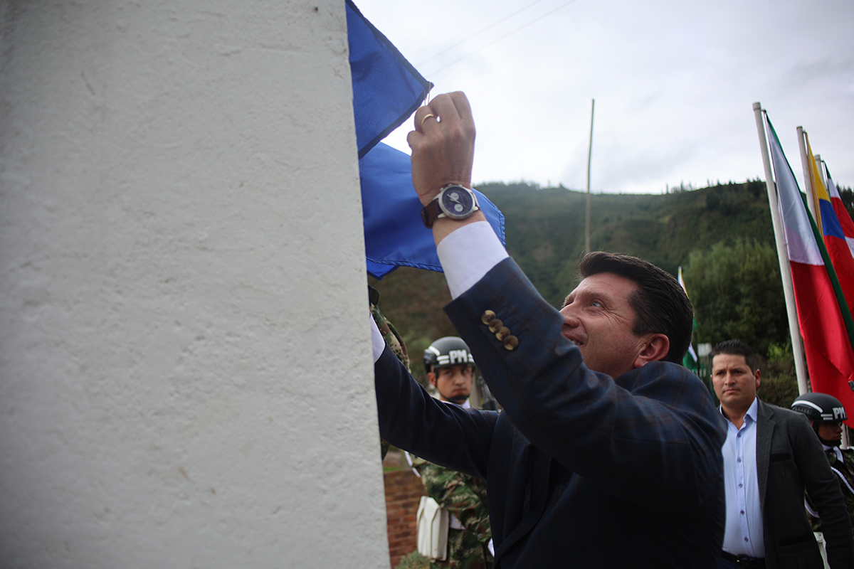 Develación de placas en homenaje al señor General Rafael Reyes Prieto