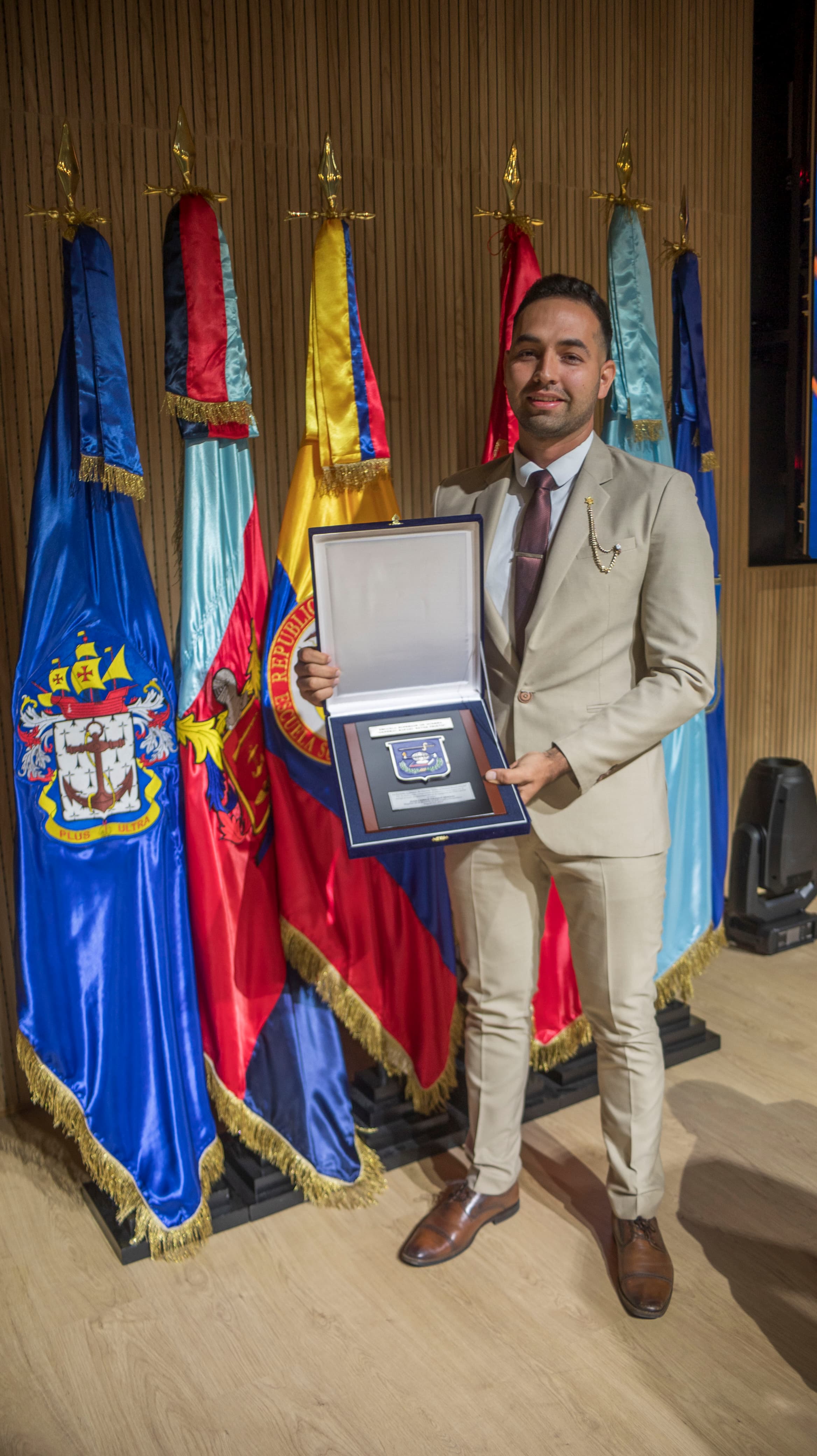 Primer premio Cum Laude en la Escuela Superior de Guerra.  