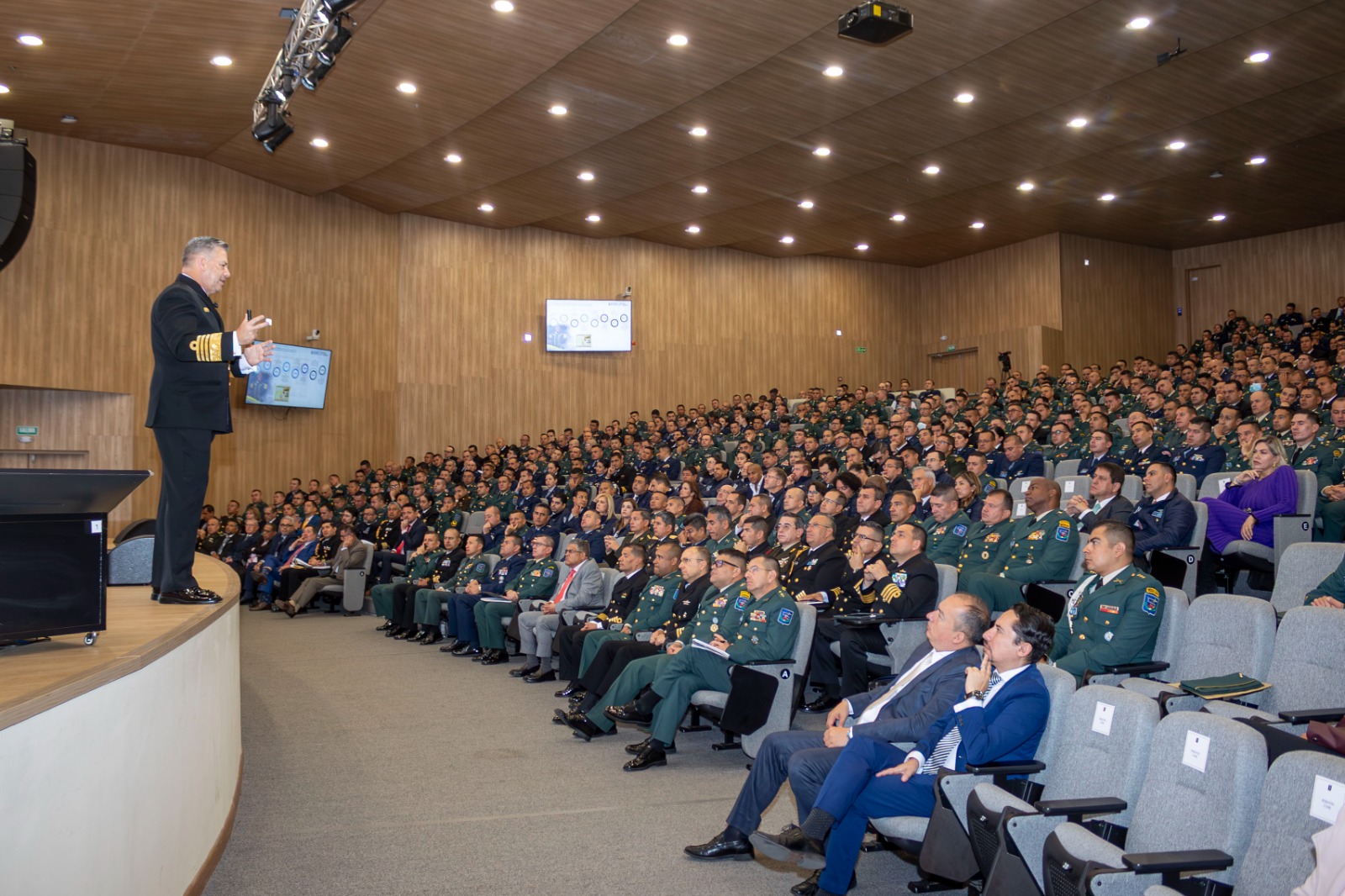 El liderazgo nace del esfuerzo: el llamado del comandante de la armada de Colombia en la ESDEG