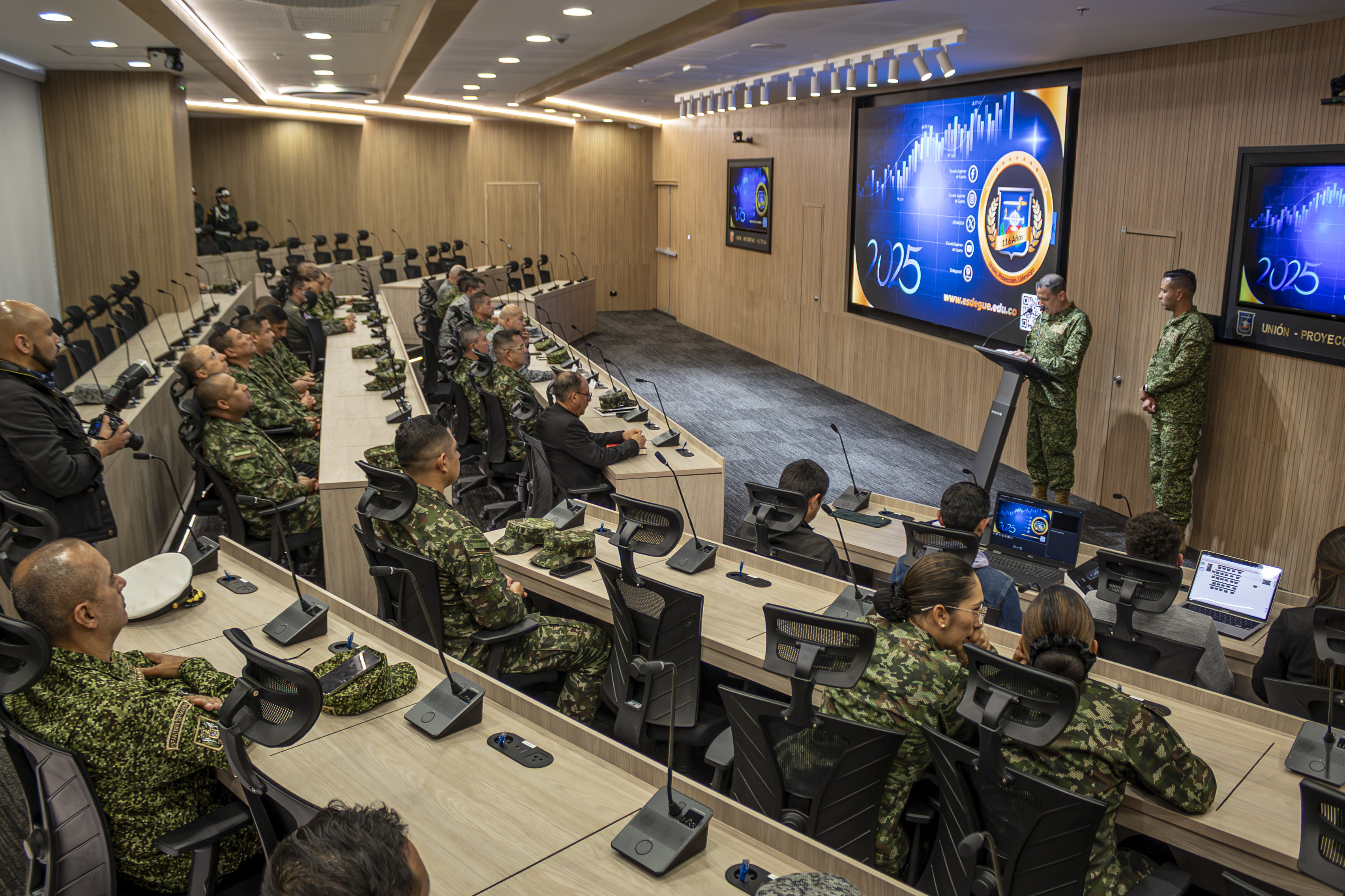 La ESDEG inaugura aula CAEM-CIDENAL, un espacio estratégico para la formación y el pensamiento institucional