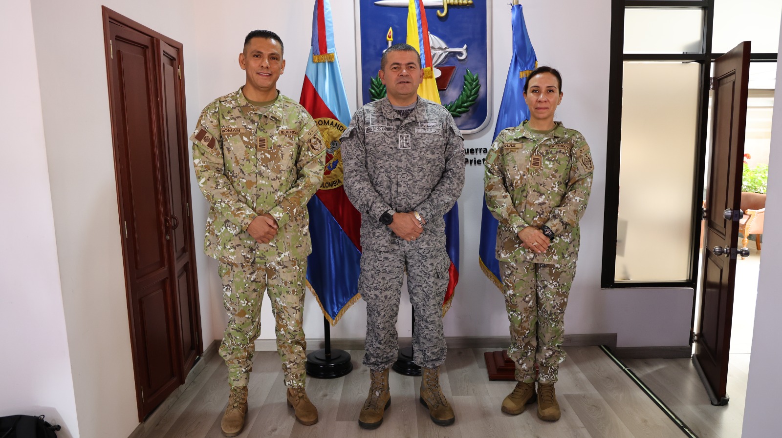 ESDEG fortalece la cooperación académica y doctrinal con delegación de Oficiales del Ministerio de Defensa de Perú