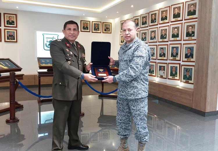 Visita de la Escuela Conjunta de las Fuerzas Armadas del Perú
