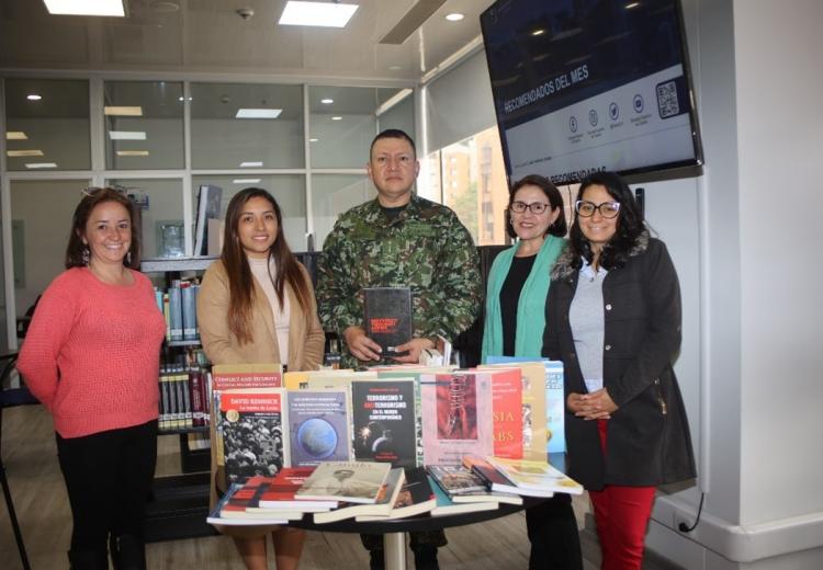Comunidad de Graduados donan libros a Biblioteca ESDEG 