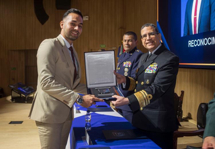 Primer premio Cum Laude en la Escuela Superior de Guerra.  