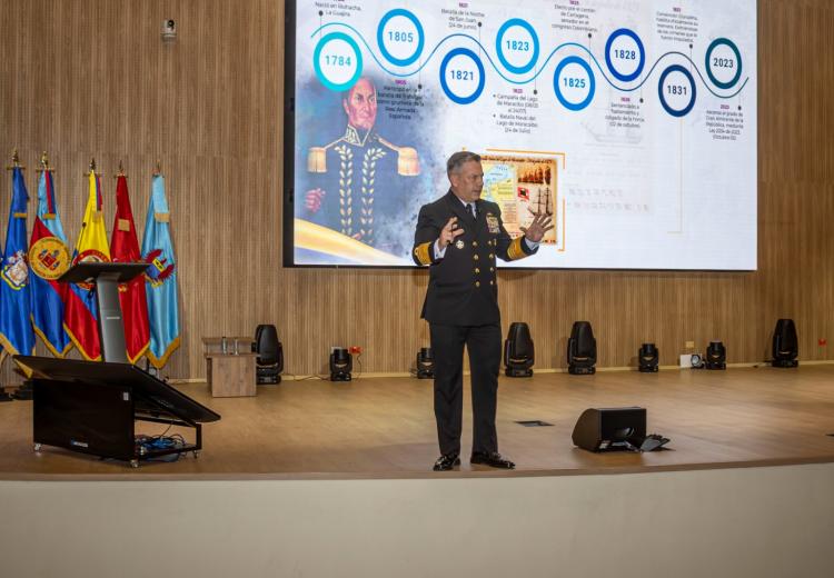 El liderazgo nace del esfuerzo: el llamado del comandante de la armada de Colombia en la ESDEG