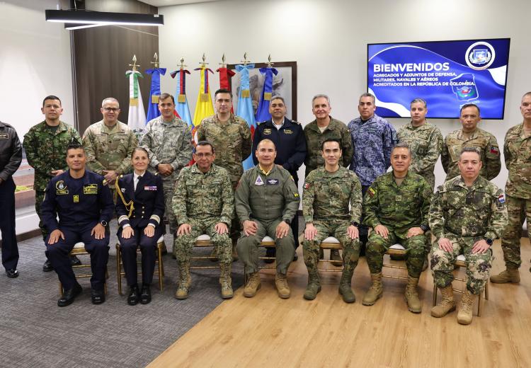 Agregados de defensa acreditados en Colombia visitan la ESDEG para fortalecer la cooperación internacional 