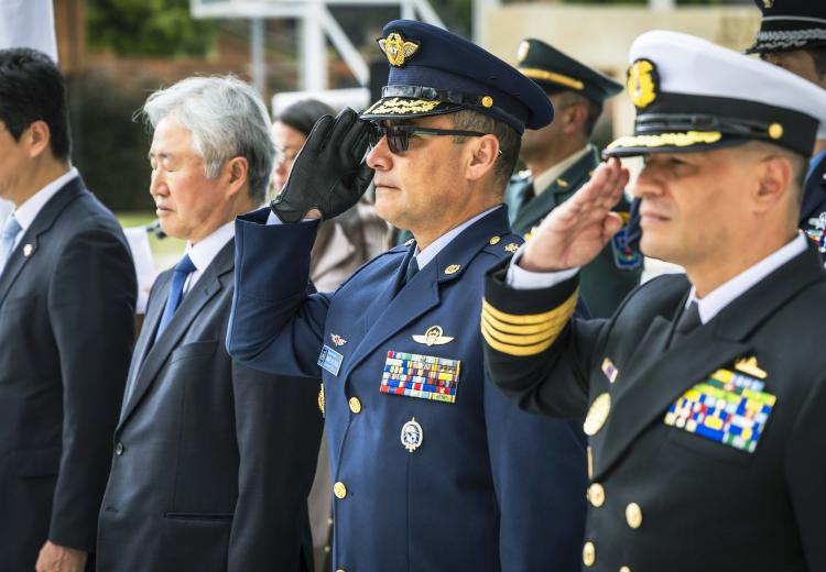 La Escuela Superior de Guerra rinde homenaje a los héroes de Colombia y la República de Corea