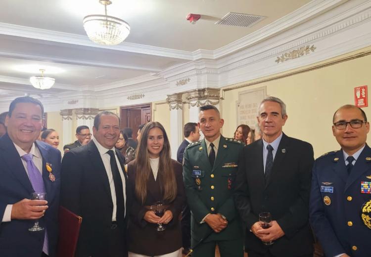 Graduado de la ESDEG recibe condecoración Orden a la Democracia Simón Bolívar