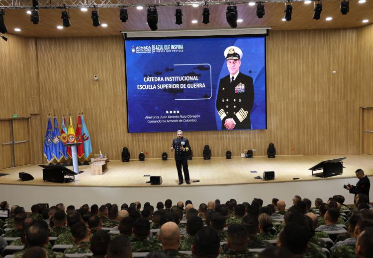 Comandante de la Armada Nacional comparte su visión estratégica con los futuros líderes de la seguridad y defensa nacional"