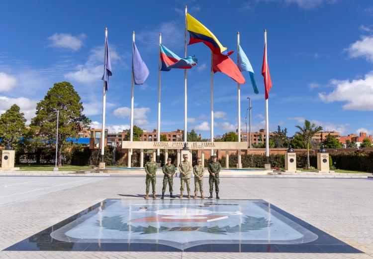 ESDEG fortalece la cooperación académica y doctrinal con delegación de Oficiales del Ministerio de Defensa de Perú