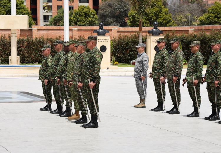  Escuela Superior de Guerra fortalece el liderazgo e identidad castrense con la instrucción de manejo de sable